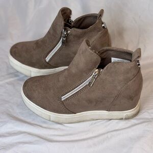 Girls Taupe Suede Wedge Sneaker with Side Zipper size 1 youth
